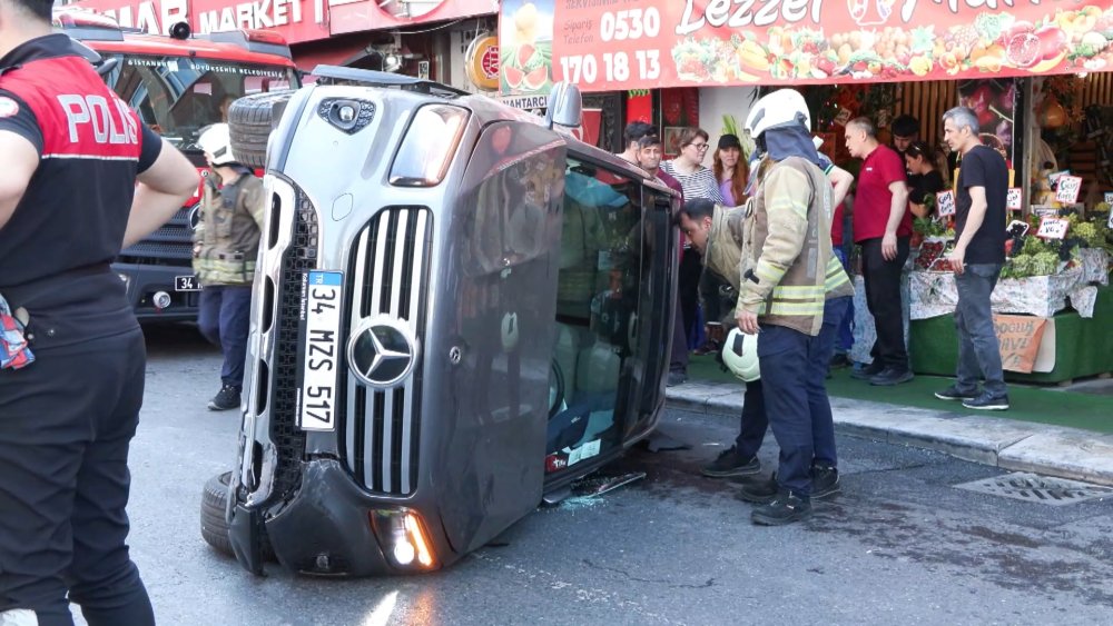 İstanbul - Sarıyer’de motosiklete çarpıp kaçan cip devrildi, kaza güvenlik kamerasında