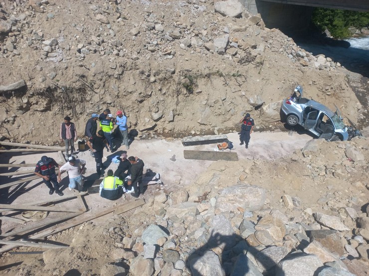 rizenin-ikizdere-ilcesinde-surucusunun-kontrolunden-cikip-yaklasik-10-metre-yukseklikten-dere-yatagina-dusen-otomobildeki-5-kisi-yaralandi-2.jpg
