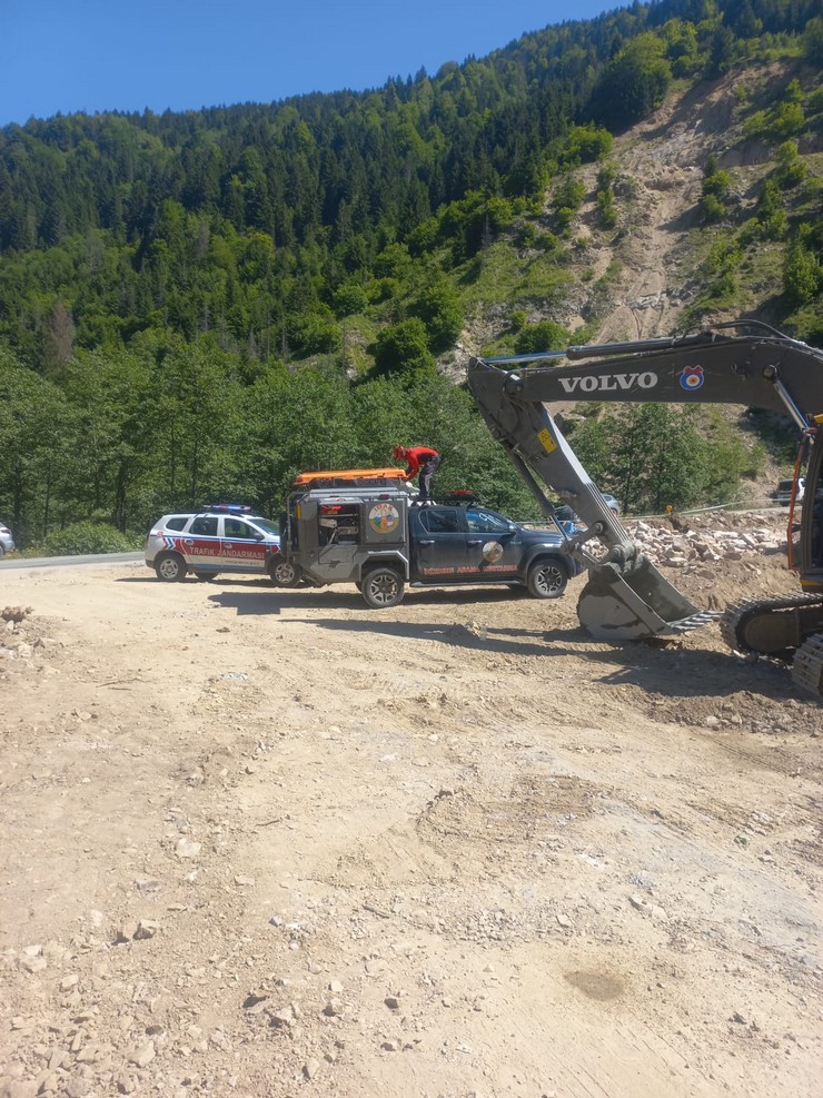 rizenin-ikizdere-ilcesinde-surucusunun-kontrolunden-cikip-yaklasik-10-metre-yukseklikten-dere-yatagina-dusen-otomobildeki-5-kisi-yaralandi-3.jpg