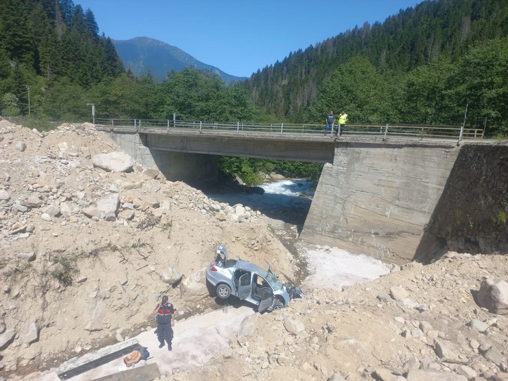 rizenin-ikizdere-ilcesinde-surucusunun-kontrolunden-cikip-yaklasik-10-metre-yukseklikten-dere-yatagina-dusen-otomobildeki-5-kisi-yaralandi-4.jpg
