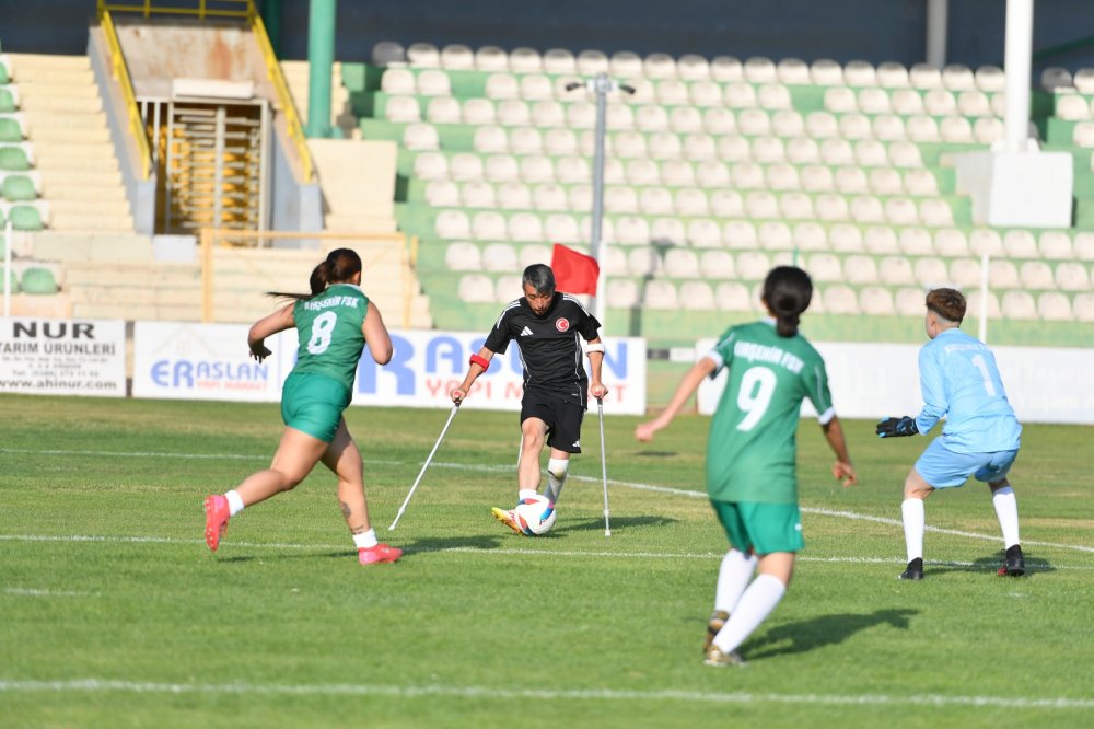 Ampute A Milli Takımı ile Kırşehir Kadın Futbol Takımı karşı karşıya geldi