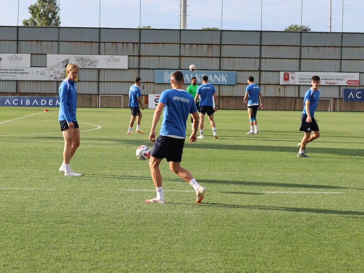 caykur-rizespor-2025-26-sezonu-hazirliklarina-mehmet-cengiz-tesislerinde-basladi-3.jpg