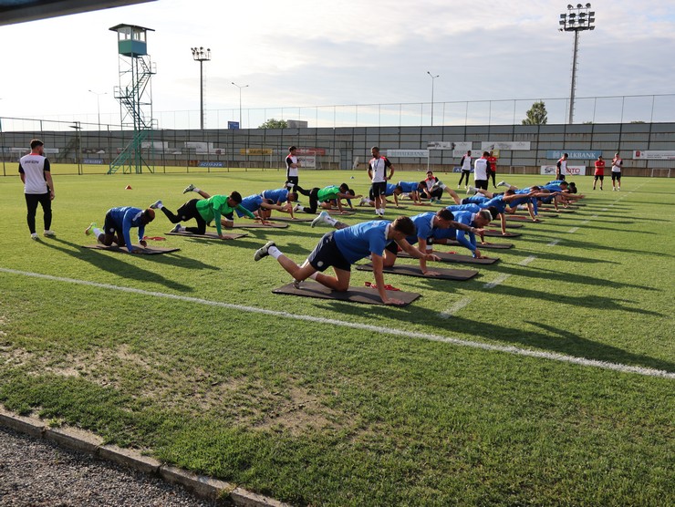 caykur-rizespor-2025-26-sezonu-hazirliklarina-mehmet-cengiz-tesislerinde-basladi-8.jpg