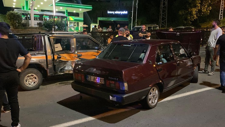 rizede-yol-kenarinda-park-halindeki-kamyonete-carpan-otomobilin-surucusu-m-g-yaralandi-2.jpg