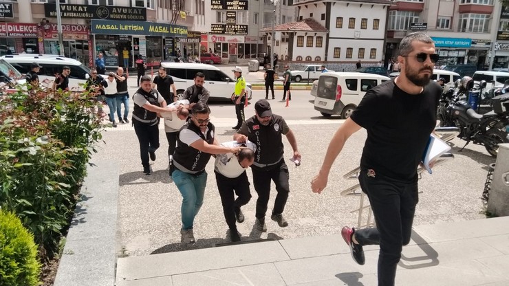 arazide-topraga-gomulu-bogazi-kesilmis-cesedi-bulundu-3-gozalti.jpg
