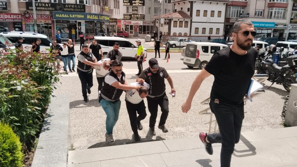 Arazide toprağa gömülü boğazı kesilmiş cesedi bulunmuştu; 3 tutuklama