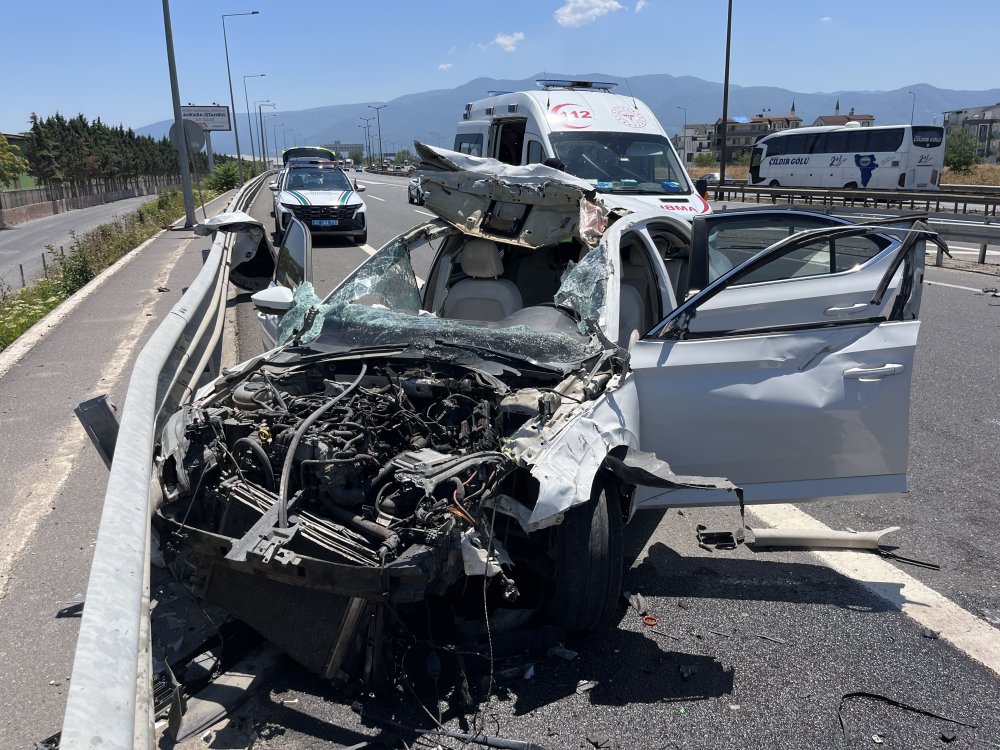 Kocaeli - Bariyere çarpan otomobil hurdaya döndü: 4 yaralı /Video eklendi