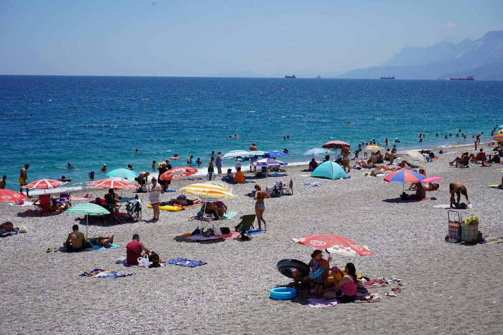 Antalya'da Bunaltan Sıcaklıkta Sahiller Doldu