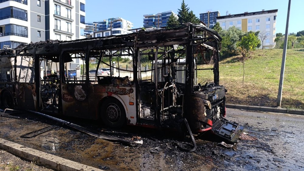 Seyir halindeyken alev alan belediye otobüsü yandı