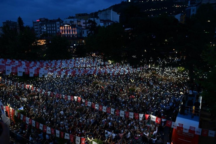 cumhuriyet-halk-partisi-chp-genel-baskani-ozgur-ozel-trabzonda-millet-iradesine-sahip-cikiyor-mitingine-katildi-2.jpg