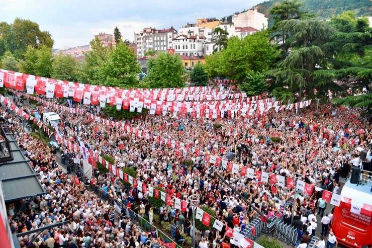 cumhuriyet-halk-partisi-chp-genel-baskani-ozgur-ozel-trabzonda-millet-iradesine-sahip-cikiyor-mitingine-katildi-3.jpg