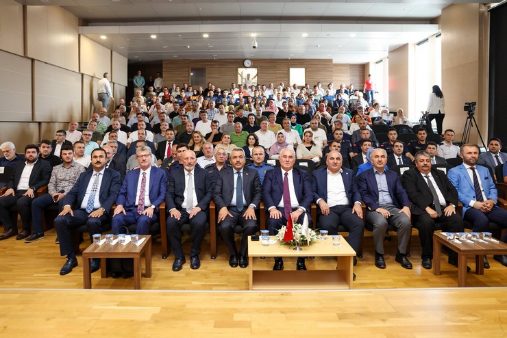 kamu-basdenetcisi-mehmet-akarca-ombudsman-rizelilerle-bulusuyor-temali-konferans-kapsaminda-rizede-vatandaslarla-bir-araya-geldi-5.jpg