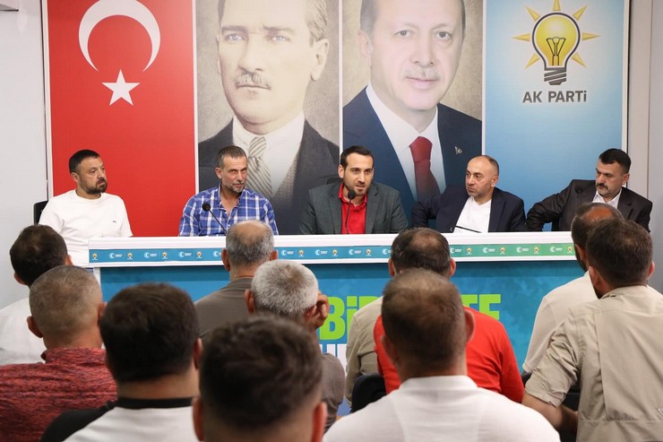 caykur-rizespor-taraftar-grubu-sehr-i-mudafa-ak-partiyi-ziyaret-etti-5.jpg