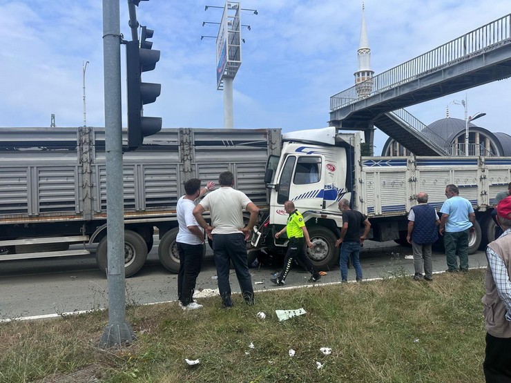 rizenin-derepazari-ilcesinde-meydana-gelen-trafik-kazasinda-kirmizi-isikta-bekleyen-bir-tira-carpan-kamyonun-surucusu-yaralandi-3.jpg
