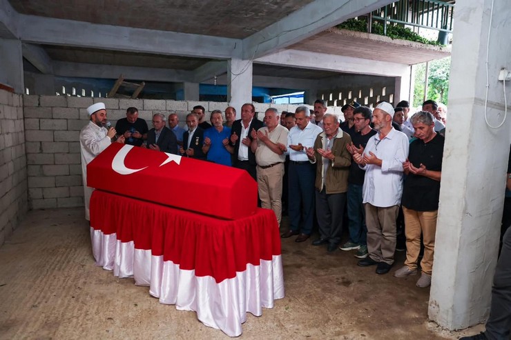 rizeli-kibris-gazisi-ahmet-cakmakcinin-cenazesi-salarha-rize-3.jpg