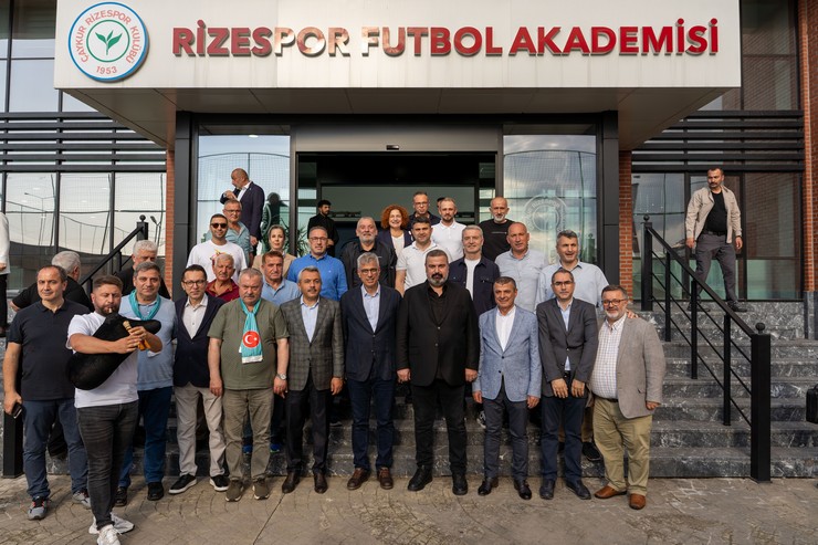 saglik-bakani-prof-dr-kemal-memisoglu-cesitli-programlara-katilmak-icin-geldigi-memleketi-rizede-caykur-rizespor-kulubunu-ziyaret-etti-5.jpg