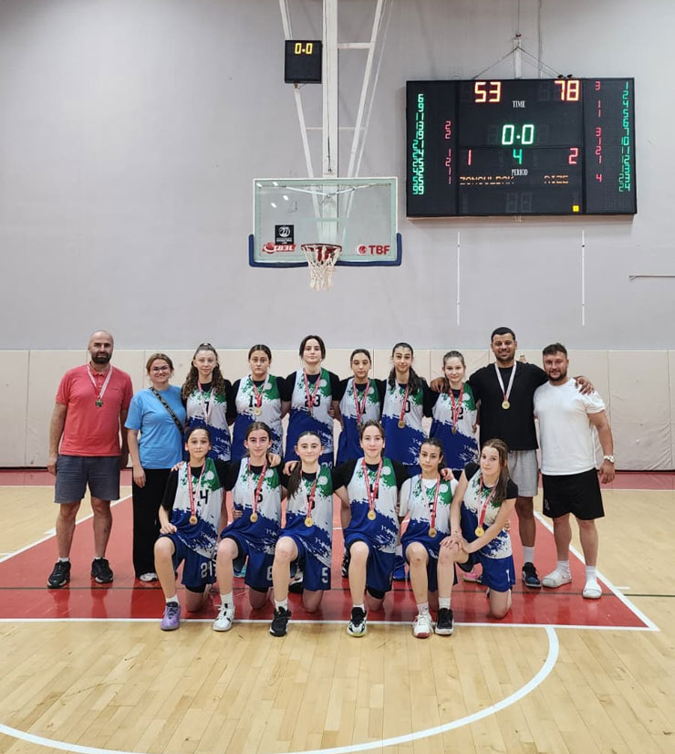 rize-kiz-basketbol-takimi-turkiye-finallerine-yukseldi.jpg
