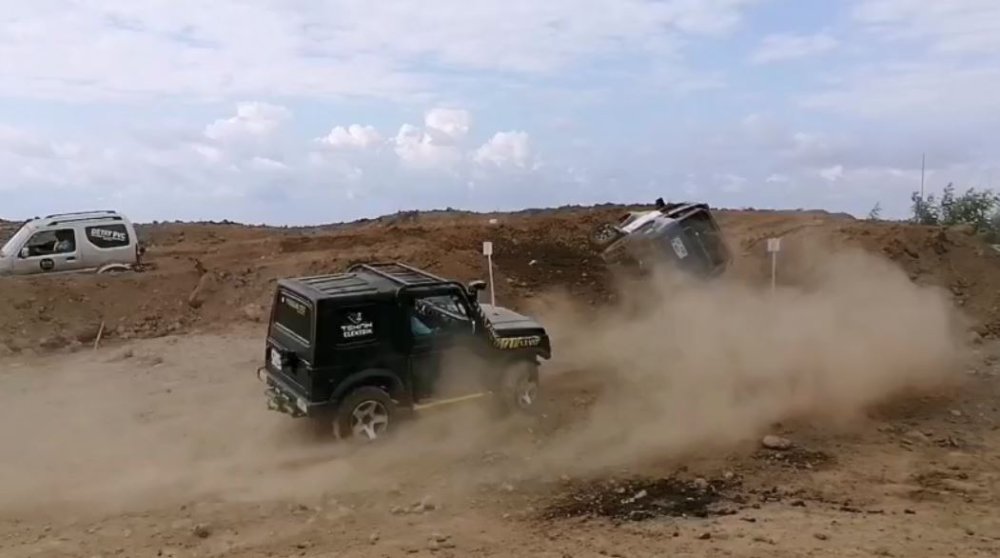 Artvin’de off-road yarışlarında yürekler ağza geldi: 2 araç devrildi