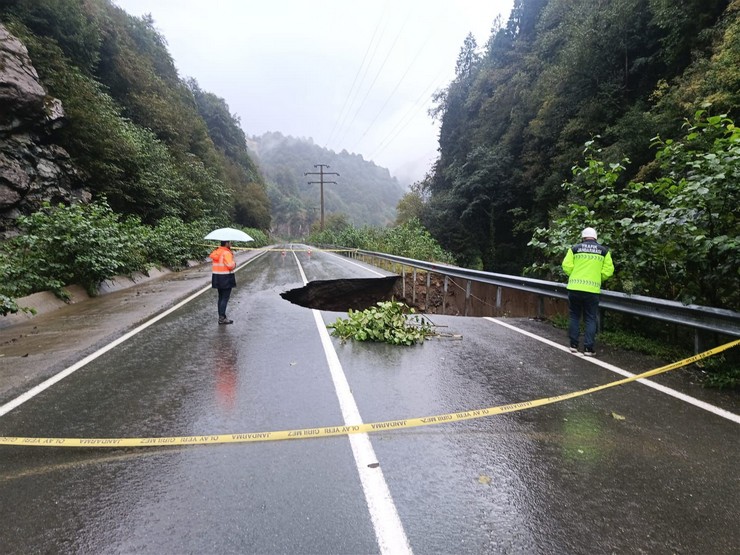 rizede-sel-ve-heyelanlar-hayati-olumsuz-etkiledi-26-koy-yolu-ulasima-kapandi-10.jpg