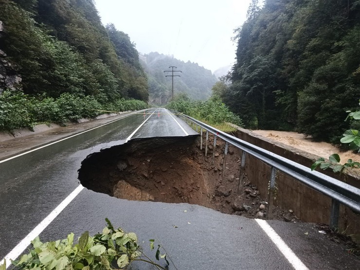 rizede-sel-ve-heyelanlar-hayati-olumsuz-etkiledi-26-koy-yolu-ulasima-kapandi-9.jpg