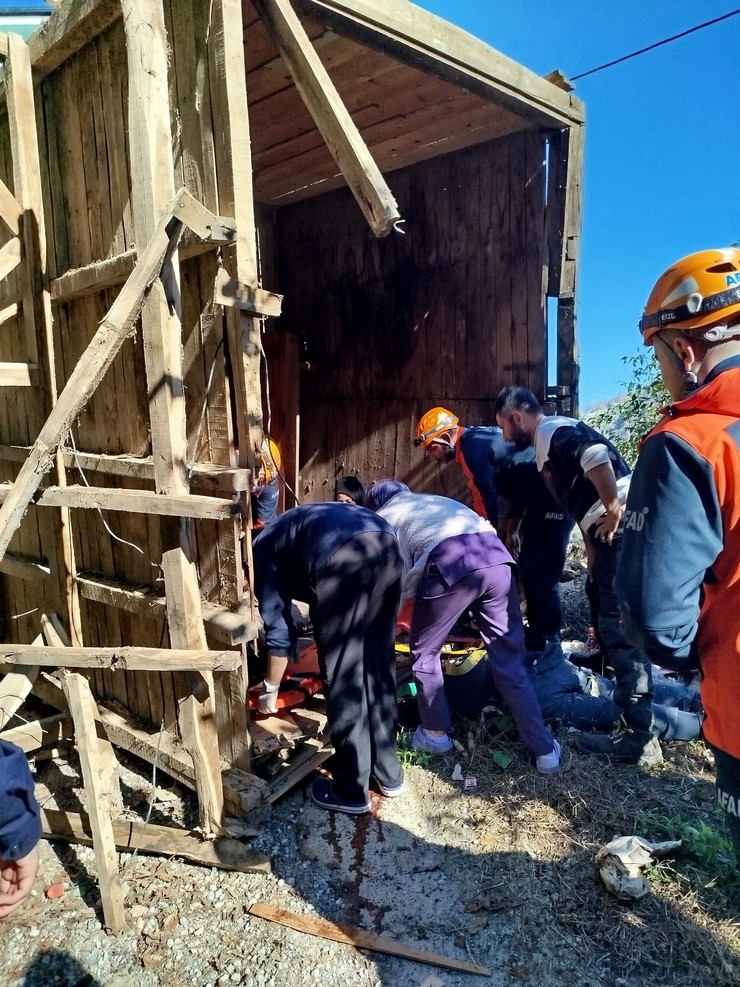 rizenin-cayeli-ilcesine-bagli-erenler-koyunde-ahsap-bir-yapinin-cokmesi-sonucu-1-kisi-hayatini-kaybetti-2-kisi-de-yaralandi-3.jpg