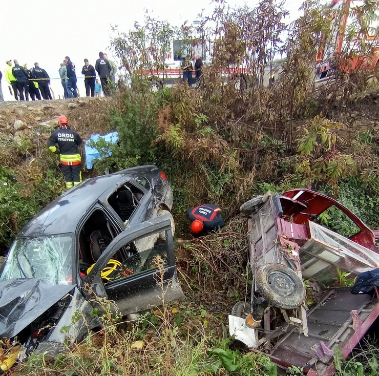 ordunun-fatsa-ilcesinde-uc-tekerlekli-akulu-arac-ile-otomobilin-carpismasi-sonucu-meydana-gelen-trafik-kazasinda-bir-cift-hayatini-kaybederken-1-kisi-de-yaralandi-4.jpg
