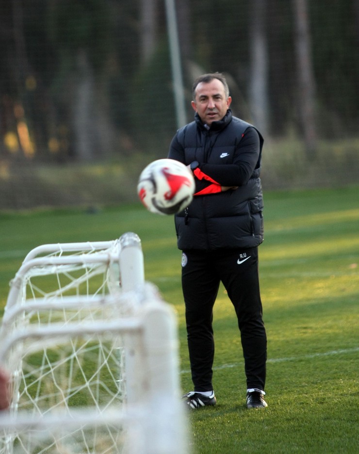 caykur-rizespor-teknik-direktoru-recep-ucar-3.jpg