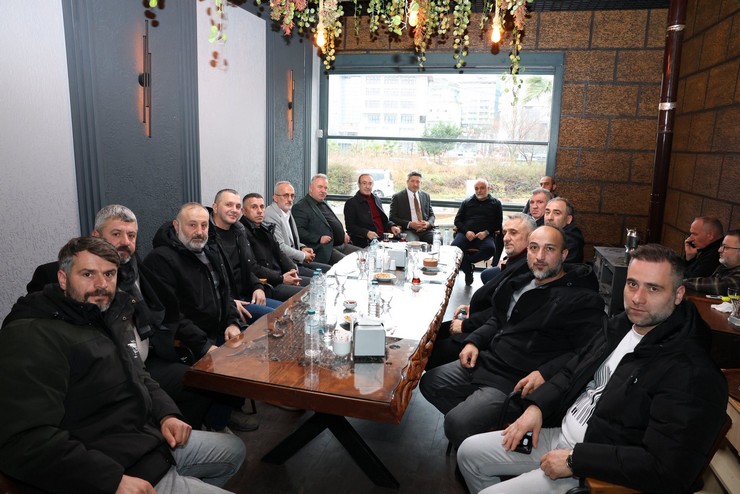 oz-gida-is-sendikasi-genel-baskan-yardimcisi-sultan-murat-karadag-ve-beraberindeki-heyetten-ak-parti-rize-il-baskani-yilmaz-katmere-ziyaret-3.jpg