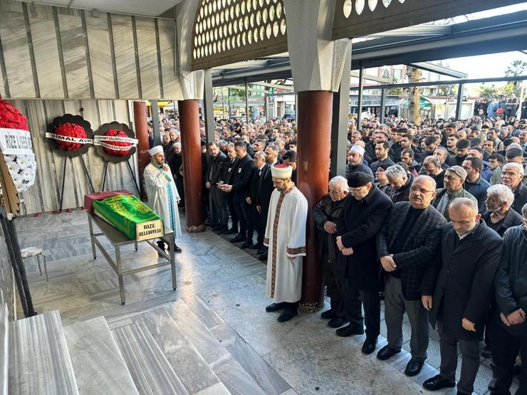 rizede-yasadigi-binanin-10-katindaki-evinden-duserek-hayatini-kaybeden-rteulu-akademisyen-doc-dr-gulcin-bilgin-turna-son-yolculuguna-ugurlandi.jpg