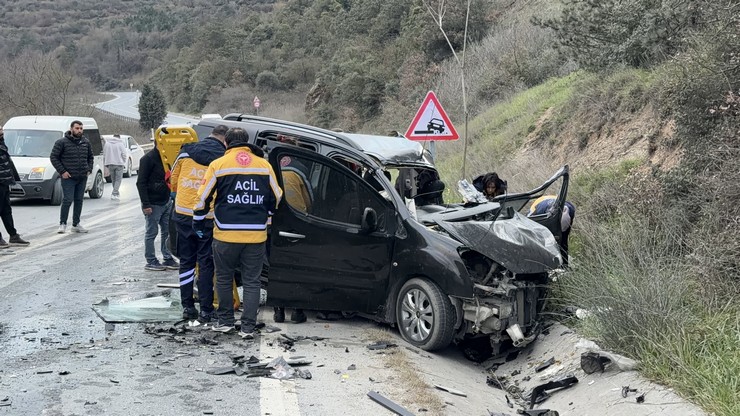 istanbul-arnavutkoyde-hafif-ticari-arac-ile-trabzon-plakali-hafriyat-kamyonunun-carpistigi-kazada-1-kisi-hayatini-kaybetti-2-kisi-yaralandi-2.jpg