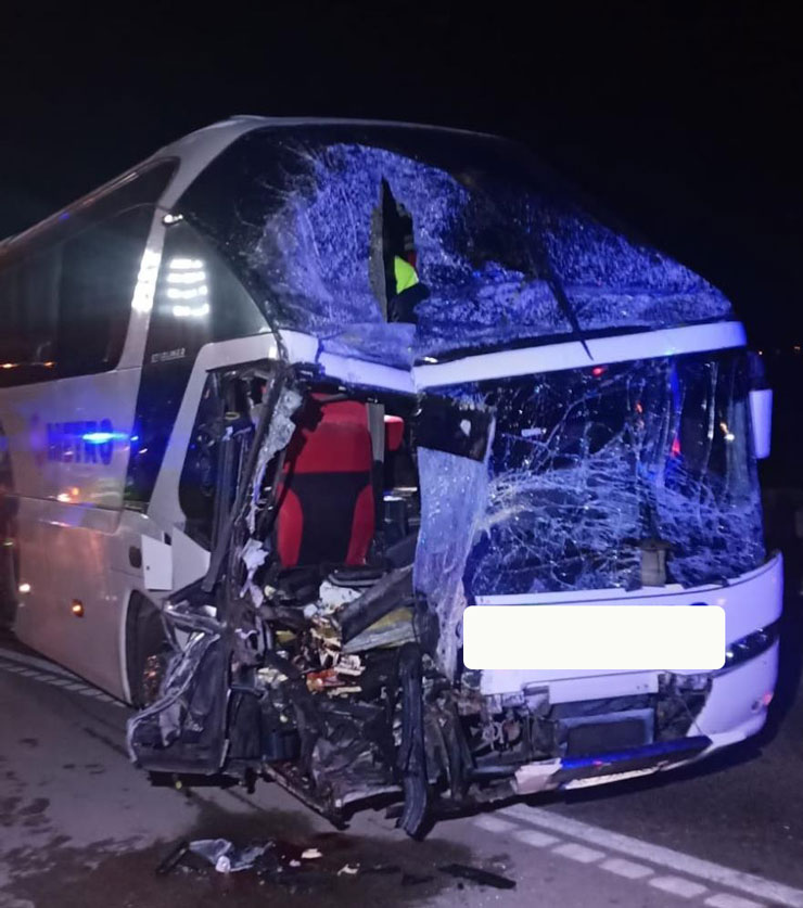 amasyanin-merzifon-ilcesinde-yolcu-otobusu-ile-tirin-carpistigi-kazada-ilk-belirlemelere-gore-cok-sayida-yaralinin-oldugu-bildirildi-1.jpg