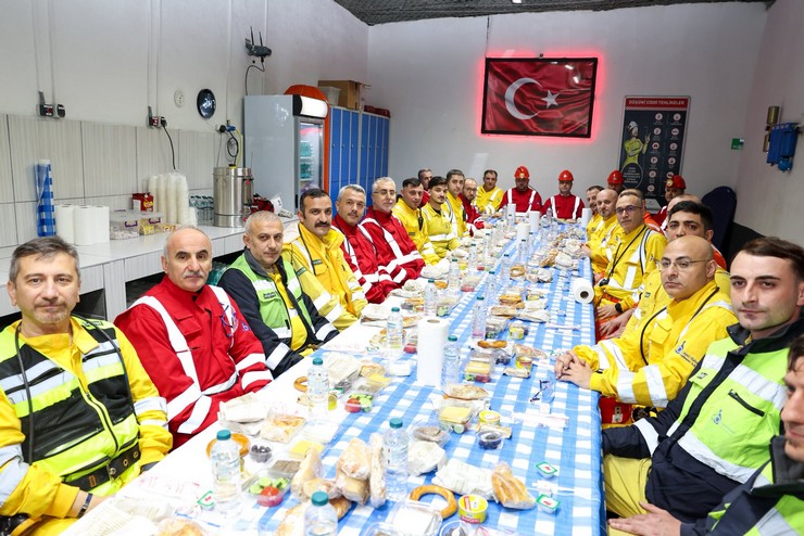 calisma-ve-sosyal-guvenlik-bakani-vedat-isikhan-cayeli-bakir-madeninde-iscilerle-sahur-yapti-2.jpg