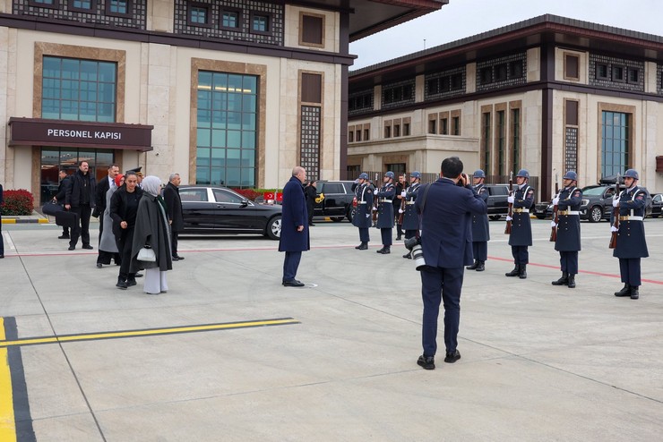 cumhurbaskani-recep-tayyip-erdogan-ile-esi-emine-erdogan-rize-artvin-havalimanindan-ugurlandi-3.jpg