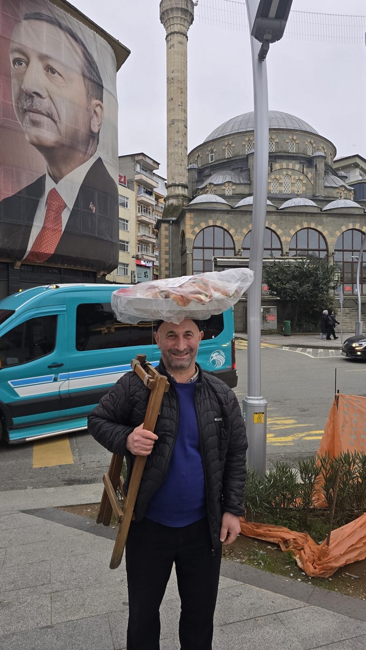 camil-baltaci-basinin-uzerinde-tasidigi-sandvic-sepeti-rize-2.jpg
