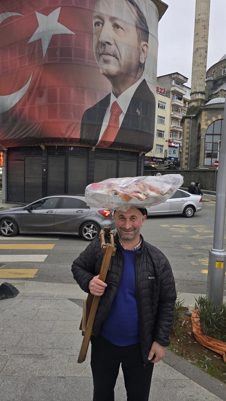 camil-baltaci-basinin-uzerinde-tasidigi-sandvic-sepeti-rize-3.jpg