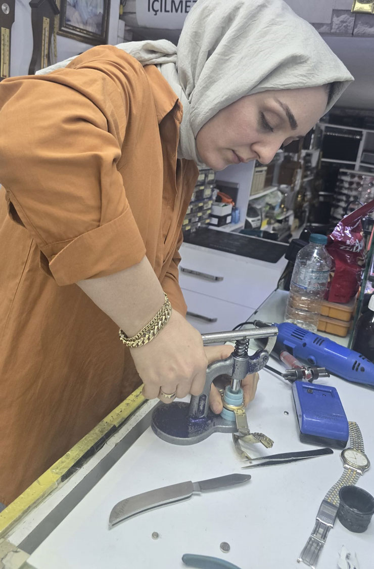 aysenu-macit-rizede-tek-kadin-saat-tamircisi-usta.jpg