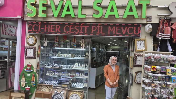 rizede-yasayan-aysenur-macit-geleneksel-olarak-erkek-isi-olarak-gorulen-saat-tamirciliginde-sabri-ve-titizligiyle-tum-ezberleri-bozuyor-2.jpg