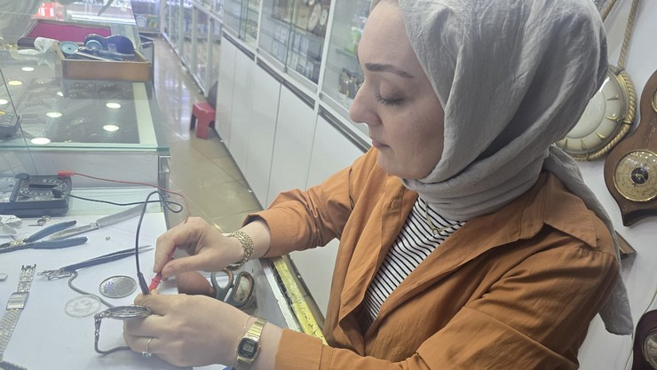 rizede-yasayan-aysenur-macit-geleneksel-olarak-erkek-isi-olarak-gorulen-saat-tamirciliginde-sabri-ve-titizligiyle-tum-ezberleri-bozuyor-3.jpg