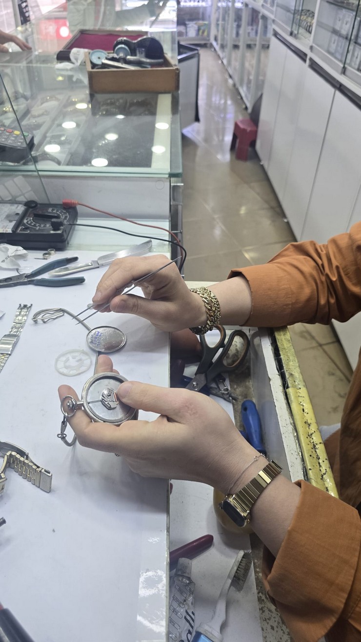 rizede-yasayan-aysenur-macit-geleneksel-olarak-erkek-isi-olarak-gorulen-saat-tamirciliginde-sabri-ve-titizligiyle-tum-ezberleri-bozuyor-4.jpg