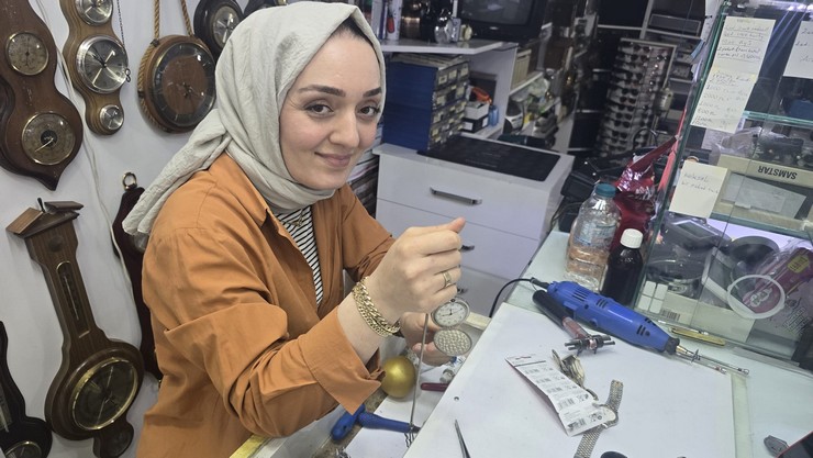 rizede-yasayan-aysenur-macit-geleneksel-olarak-erkek-isi-olarak-gorulen-saat-tamirciliginde-sabri-ve-titizligiyle-tum-ezberleri-bozuyor-9.jpg