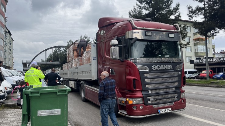 samsunun-terme-ilcesinde-hafif-ticari-aracin-carptigi-kadin-ile-o-sirada-esine-yardima-kosan-kocasi-da-kadina-carpmamak-icin-ani-fren-yapan-tirin-dorsesinden-dokulen-3.jpg