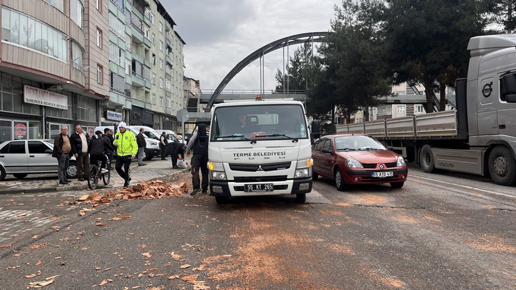 samsunun-terme-ilcesinde-hafif-ticari-aracin-carptigi-kadin-ile-o-sirada-esine-yardima-kosan-kocasi-da-kadina-carpmamak-icin-ani-fren-yapan-tirin-dorsesinden-dokulen.jpg