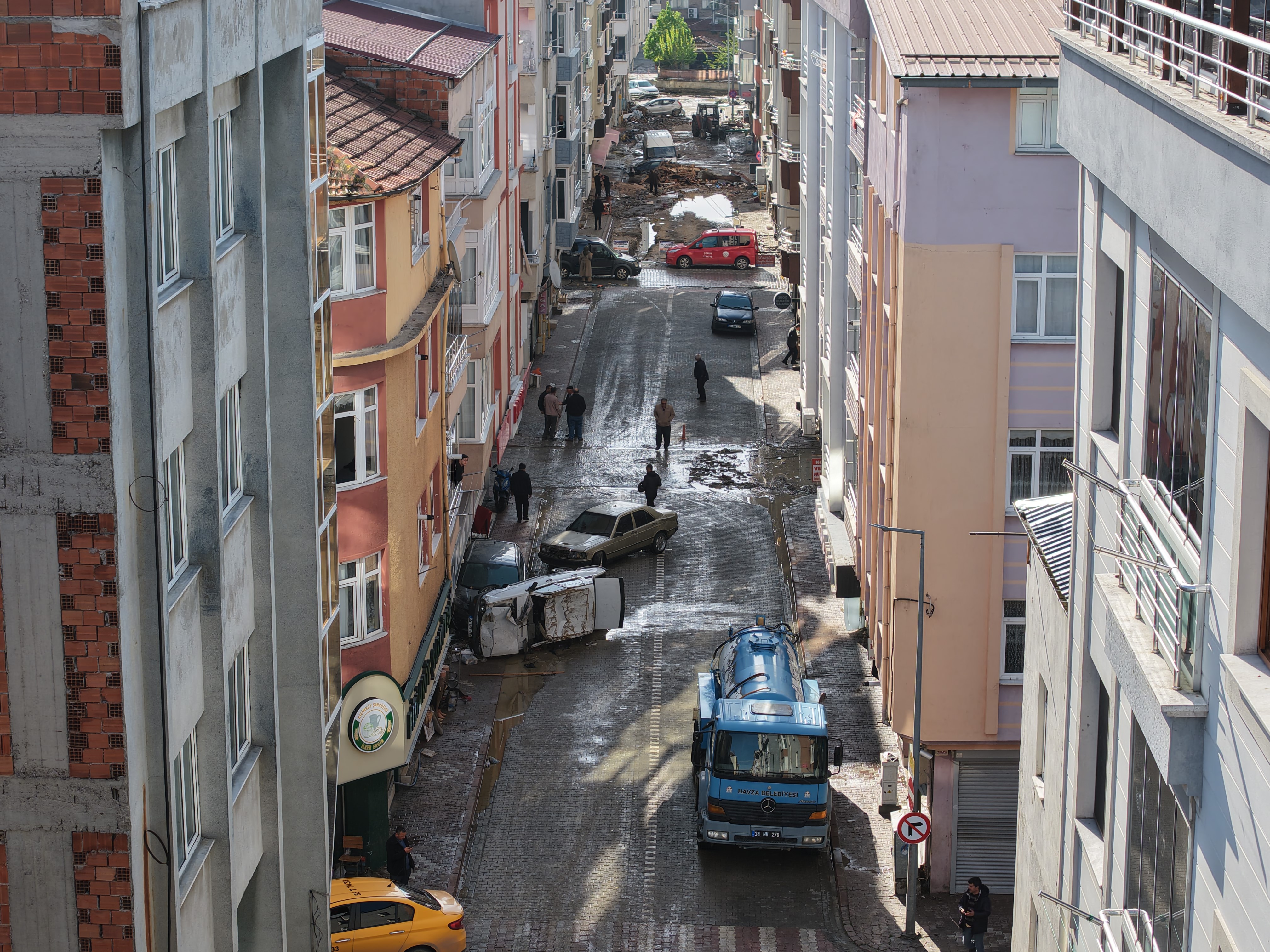 aw703443-08.jpg