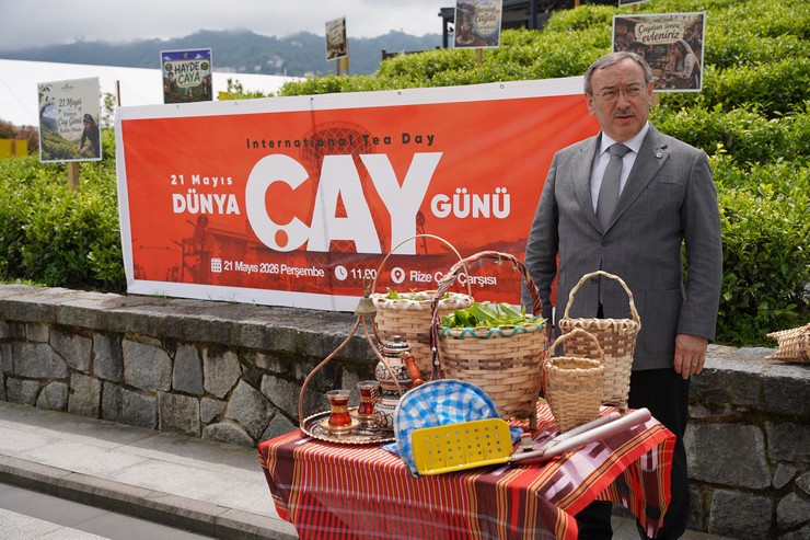 tum-dunyada-21-mayista-kutlanan-uluslararasi-dunya-cay-gunu-rizede-de-elle-cay-toplama-etkinligi-ile-kutlandi-3-001.jpg