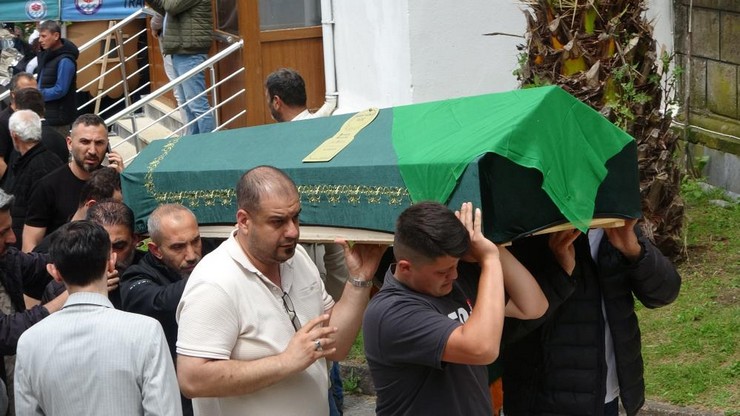 giresunda-23-mayis-cumartesi-gecesi-karadeniz-sahil-yolu-liman-mevkiinde-arkadan-gelen-demir-yuklu-tirin-kirmizi-isikta-beklerken-otomobillerine-arkadan-carpmasi-sonras-10.jpg