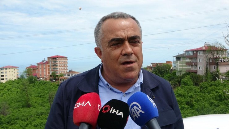 giresunda-23-mayis-cumartesi-gecesi-karadeniz-sahil-yolu-liman-mevkiinde-arkadan-gelen-demir-yuklu-tirin-kirmizi-isikta-beklerken-otomobillerine-arkadan-carpmasi-sonras-3.jpg