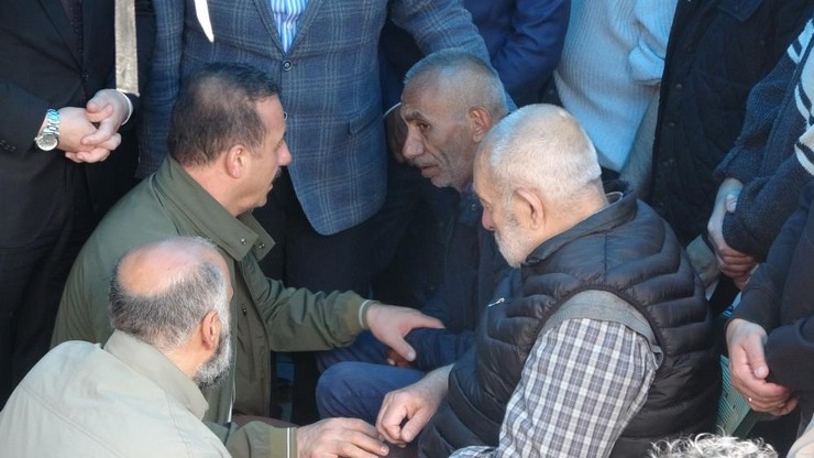 giresunda-23-mayis-cumartesi-gecesi-karadeniz-sahil-yolu-liman-mevkiinde-arkadan-gelen-demir-yuklu-tirin-kirmizi-isikta-beklerken-otomobillerine-arkadan-carpmasi-sonras-4.jpg
