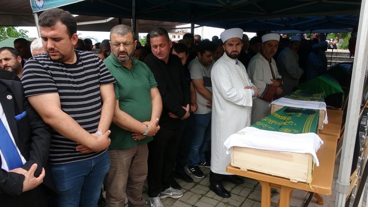 giresunda-23-mayis-cumartesi-gecesi-karadeniz-sahil-yolu-liman-mevkiinde-arkadan-gelen-demir-yuklu-tirin-kirmizi-isikta-beklerken-otomobillerine-arkadan-carpmasi-sonras-5.jpg