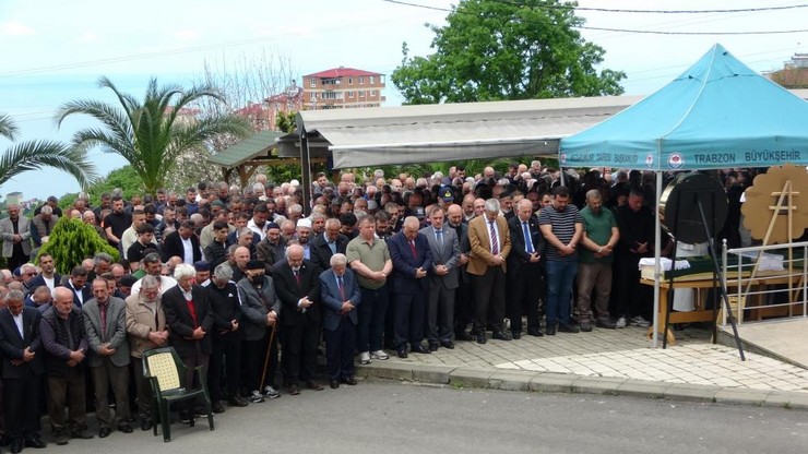 giresunda-23-mayis-cumartesi-gecesi-karadeniz-sahil-yolu-liman-mevkiinde-arkadan-gelen-demir-yuklu-tirin-kirmizi-isikta-beklerken-otomobillerine-arkadan-carpmasi-sonras-6.jpg