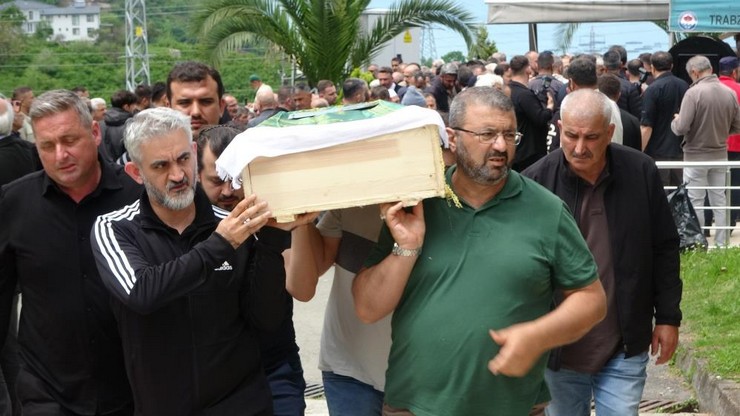 giresunda-23-mayis-cumartesi-gecesi-karadeniz-sahil-yolu-liman-mevkiinde-arkadan-gelen-demir-yuklu-tirin-kirmizi-isikta-beklerken-otomobillerine-arkadan-carpmasi-sonras-7.jpg
